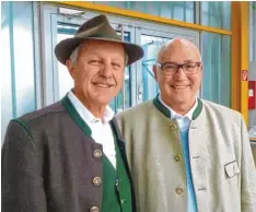  ?? Foto: Wächter ?? Mit Werner Rom stand Hermann Wächter in „Löwengrube“vor der Kamera. Jüngst trafen sie sich wieder bei den Dreharbeit­en zu „Dahoam is Dahoam“, wo dieses Bild entstand.