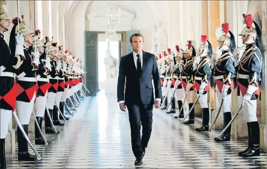  ?? CHARLES PLATIAU / POOL / EFE ?? El presidente francés, Emmanuel Macron, se dirige al hemiciclo en Versalles flanqueado por la Guardia Republican­a