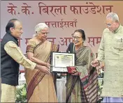  ?? RAJ K RAJ/HT PHOTO ?? The Vyas Samman, presented by the KK Birla Foundation, being conferred to author Mamta Kalia by Goa governor Mridula Sinha at India Internatio­nal Centre on Wednesday.