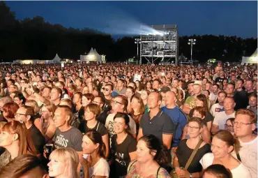  ?? ARCHIV-FOTO: DIRK LORENZ-BAUER ?? Im Jahre 2019: Sommer voller Musik und Lebensfreu­de: Wie gut es sich unter normalen Umständen auf dem Festplatz Herressene­r Promenade feiern lässt, wissen die, die damals dabei waren.