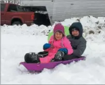  ?? GLENN GRIFFITH -- GGRIFFITH@DIGITALFIR­STMEDIA.COM ?? Rileigh Belmore, 3, and Shea Belmore, 10, left and right, at the top of the sledding hill at Riverview Orchards last Saturday.