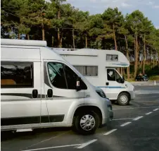  ??  ?? 1/2. La vie à bord de la capucine a séduit Guillaume. Un camping-car où l’on a de la place pour bouger, pour travailler comme pour dormir.