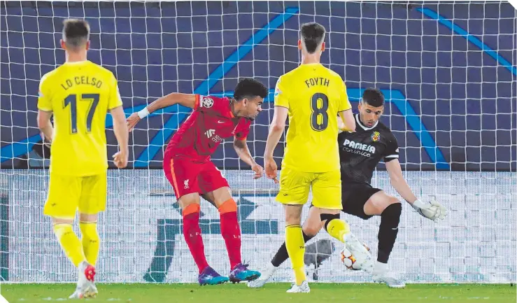  ?? FOTO: REUTERS ?? Luis Díaz entró en el segundo tiempo y le cambió la cara a los Reds, ante un Jerónimo Rulli que se equivocó en los tres goles del rival, dos de ellos al pasarle en medio de las piernas.