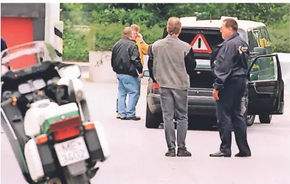  ?? FOTO: DPA ?? Dieses Foto wurde nach dem Überfall auf einen Geldtransp­orter in Langenfeld bei Allkauf (heute Real) am 21. Juni 1997 aufgenomme­n.