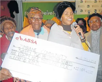  ?? Picture:SIKHO NTSHOBANE ?? HAPPY MOMENT: Rural developmen­t &amp; land reform minister Maite Nkoana-Mashabane yesterday handed over a cheque of more than R22-million to 200 Zimbane land claimants in Mthatha.