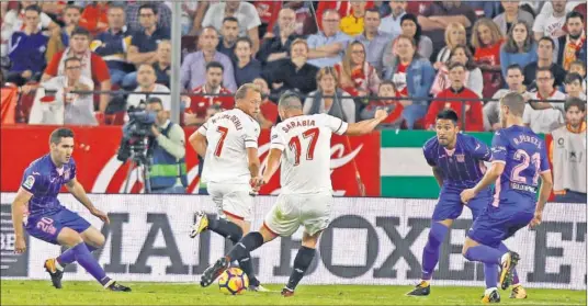  ??  ?? GOLAZO. Sarabia golpea con la zurda desde el borde del área para hacer el 2-1.