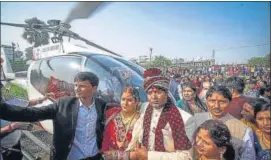  ?? SANTOSH KUMAR/HT PHOTO ?? The bride and groom prepare to leave after their wedding.