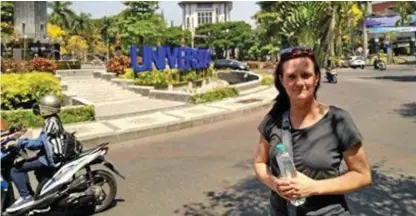  ??  ?? NEW EXPERIENCE: USQ student Linda Walton spent four weeks teaching at Malang in Indonesia.