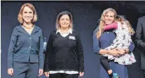  ?? FOTO: MWK BW/JAN POTENTE ?? Wissenscha­ftsministe­rin Petra Olschowski (Grüne, links) verlieh den Preis an Katrin Schmelz (rechts, mit Tochter) undSireen El Zaatari (Mitte).