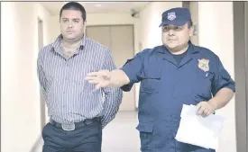  ??  ?? Gregorio “Papo” Morales es conducido al juzgado penal de garantías a cargo de Lici Sánchez, para la audiencia preliminar.