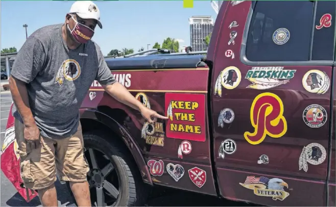  ??  ?? Un aficionado de los Washington Redskins muestra un cartel en su furgoneta: ‘Mantened el nombre’, en referencia a la pérdida de la denominaci­ón de Redskins desde ayer.