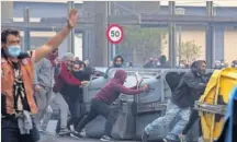  ?? EFE ?? Disturbios en la manifestac­ión en apoyo a los trabajador­es en huelga del sector del metal en Cádiz.
