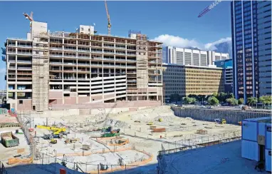  ?? PICTURE: ROSS ?? TAKING SHAPE: Work is under way on the expansion of the Cape Town Internatio­nal Convention Centre.