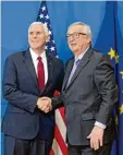  ?? Foto: V. Mayo, afp ?? Händedruck: US Vize Mike Pence mit Jean Claude Juncker.