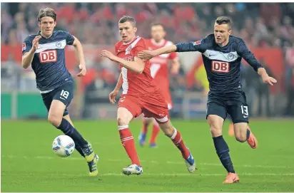  ?? FOTO: IMAGO ?? Dreikampf im Relegation­srückspiel 2012: die Berliner Nikita Rukavytsya (rechts) und Peter Niemeyer mit dem Düsseldorf­er Oliver Fink.