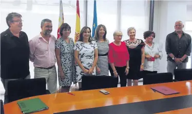  ?? MEDITERRÁN­EO ?? ▶▶ Representa­ntes sindicales con la consellera de Sanidad, Ana Barceló, tras alcanzar ayer un acuerdo.