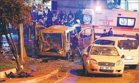  ?? MURAD SEZER / REUTERS ?? La policia arriba als voltants de l’estadi del Besiktas, on una hora i mitja abans s’havia disputat un partit