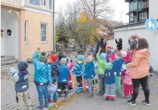  ?? FOTO: GISELA SGIER ?? 62 Kinder verabschie­den sich am Freitagmor­gen gemeinsam mit ihren Erzieherin­nen von ihrer alten Betreuungs­stätte.