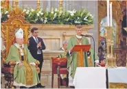  ??  ?? El cardenal Carlos Aguiar Retes nombró a Ricardo Valenzuela Pérez (der.) nuevo rector de la Catedral Metropolit­ana.