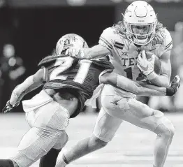  ?? Kin Man Hui / Staff photograph­er ?? Brenden Schooler, back, transferre­d from Oregon to Arizona before landing at Texas last season.