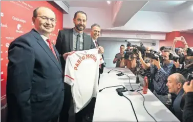  ??  ?? PRESENTADO. José Castro, Machín y Caparrós posan durante la presentaci­ón del técnico en el Pizjuán.