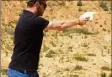  ?? (Photo YouTube) ?? Cody Wilson avec une arme fabriquée par une imprimante D.