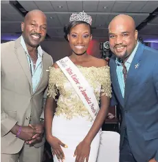  ?? PHOTO BY JANET SILVERA ?? Andrea Myers, former Miss Universe North West 2017, poses with national directors, Miss Universe Jamaica, Mark McDermoth (left) and Karl Williams.