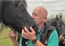  ?? JON SCHRODER/TRIBUNE NEWS SERVICE ?? Veterinari­an Dr. Jan Pol, star of NatGeo Wild’s The Incredible Dr. Pol, kisses his pet horse. He runs Pol Veterinari­an Services with his wife, Diane.