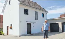  ?? FOTO: ANDREAS SPENGLER ?? Der Oberdorfer Edwin Schmid hat ein Haus sanieren lassen mit Mittel aus dem Landessani­erungsprog­ramm.