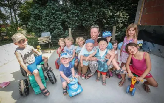  ?? FOTO KAREL HEMERIJCKX ?? Petra tussen ‘haar kindjes’ van haar crèche in Heusden-Zolder.