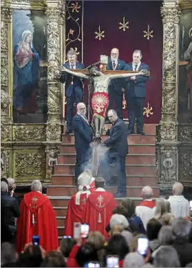  ?? ?? Fuera del camerín. El Davallamen­t es el único momento del año en que el Sant Crist de la Sang abandona su camerín. Antes y después de la procesión del Dijous Sant, estará expuesto, yacente, ante el altar de la Anunciació para que los fieles puedan venerarlo.