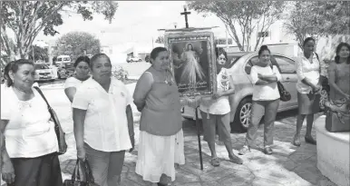  ??  ?? Damas integrante­s del apostolado de la Divina Misericord­ia de Ticul que ayer peregrinar­on hacia la iglesia parroquial en San Ramón Norte