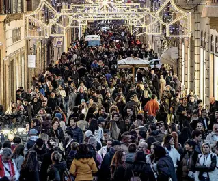  ?? (foto Claudio Guaitoli) ?? Difficile camminare ieri pomeriggio in via Condotti, invasa da romani e turisti