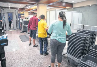  ?? Ilana panich-linsman/nyt ?? Los controles de seguridad, en un aeropuerto de Mcallen, Texas