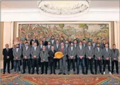  ??  ?? RECEPCIÓN. Felipe VI recibió a los Hispanos campeones de Europa.