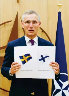  ?? ?? Χθες το πρωί, οι πρέσβεις της Σουηδίας και της Φινλανδίας παρέδωσαν επισήμως τους φακέλους με τα αιτήματα ένταξής τους στο ΝΑΤΟ στον γ.γ. της Συμμαχίας Γενς Στόλτενμπε­ργκ.