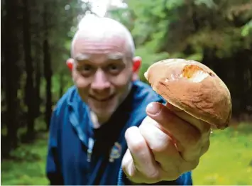  ?? Fotos: Claudia Stegmann ?? Gefunden! Für Sepp Egerer hat Pilze suchen auch etwas mit Schatz suchen zu tun. Deshalb isst er längst nicht alle Pilze, die er im Wald findet. Viele von ihnen verschenkt er.