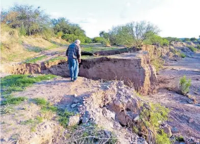  ?? / ABRAHAM ZAMARRÓN ?? La creciente por recientes lluvias ya ha arrasado con caminos.