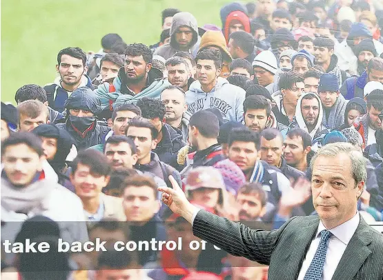  ??  ?? Ein Bild, das das Gegenteil der europäisch­en Idee darstellt: Nigel Farage von der UK Independen­ce Party (Ukip) präsentier­te ein Plakat mit Flüchtling­en, die es nach Europa zieht, um für den Brexit zu werben.