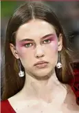  ??  ?? Valentino shows how to work pink eyemakeup with a red dress for Spring 2018.