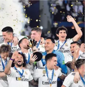  ?? AP /KAMRAN JEBREILIH ?? Sergio Ramos levanta el trofeo de campeón ante la mirada del portero costarrice­nse Keylor Navas.