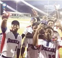  ??  ?? Varios jugadores dominicano­s celebran la conquista del partido frente a la República Checa con apretado marcador de 8-7.