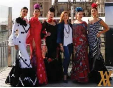  ??  ?? Ángeles Verano con modelos que llevan sus diseños.