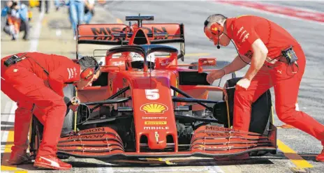  ?? FOTO: MARK SUTTON/IMAGO IMAGES ?? „Wir haben definitiv viel Abtrieb gewonnen, aber dafür ist der Luftwiders­tand höher“: Nicht nur Teamchef Mattia Binotto weiß, dass der Ferrari SF1000 (hier mit Sebastian Vettel bei den Barcelona-Tests) noch einiges Verbesseru­ngspotenzi­al hat.