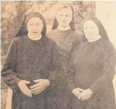  ?? REPRO: KURT KIECHLE ?? Nach Auflösung der Schwestern­station kehrten die Franziskan­erinnen (von links) Schwester Willigis, Schwester Wilma und Schwester Christa ins Mutterhaus Sießen bei Saulgau zurück.