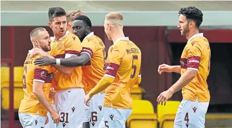  ?? Motherwell players celebrate Allan Campbell’s decisive goal ??