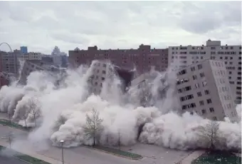  ??  ?? Demolition of buildings in the Pruitt-Igoe housing project, St. Louis, Missouri, 1972