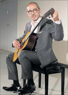  ?? Foto: ÅSA NyMAN ?? LATINSKA TONGÅNGAR. Argentinsk­e gitarriste­n Pablo Márquez uppträdde för andäktig publik på Artborg.