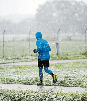  ?? ?? Ein wetterfest­er Jogger nahe dem Flughafen Salzburg am Mittwoch.