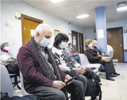  ?? CARLOS GIL ?? Usuarios del centro de salud plaza de Argel, en Cáceres, con la mascarilla puesta hace unos días.